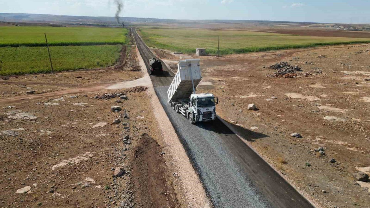 Hilvan’da 5 kilometrelik yolun sathi asfalt çalışmalarını tamamladı
