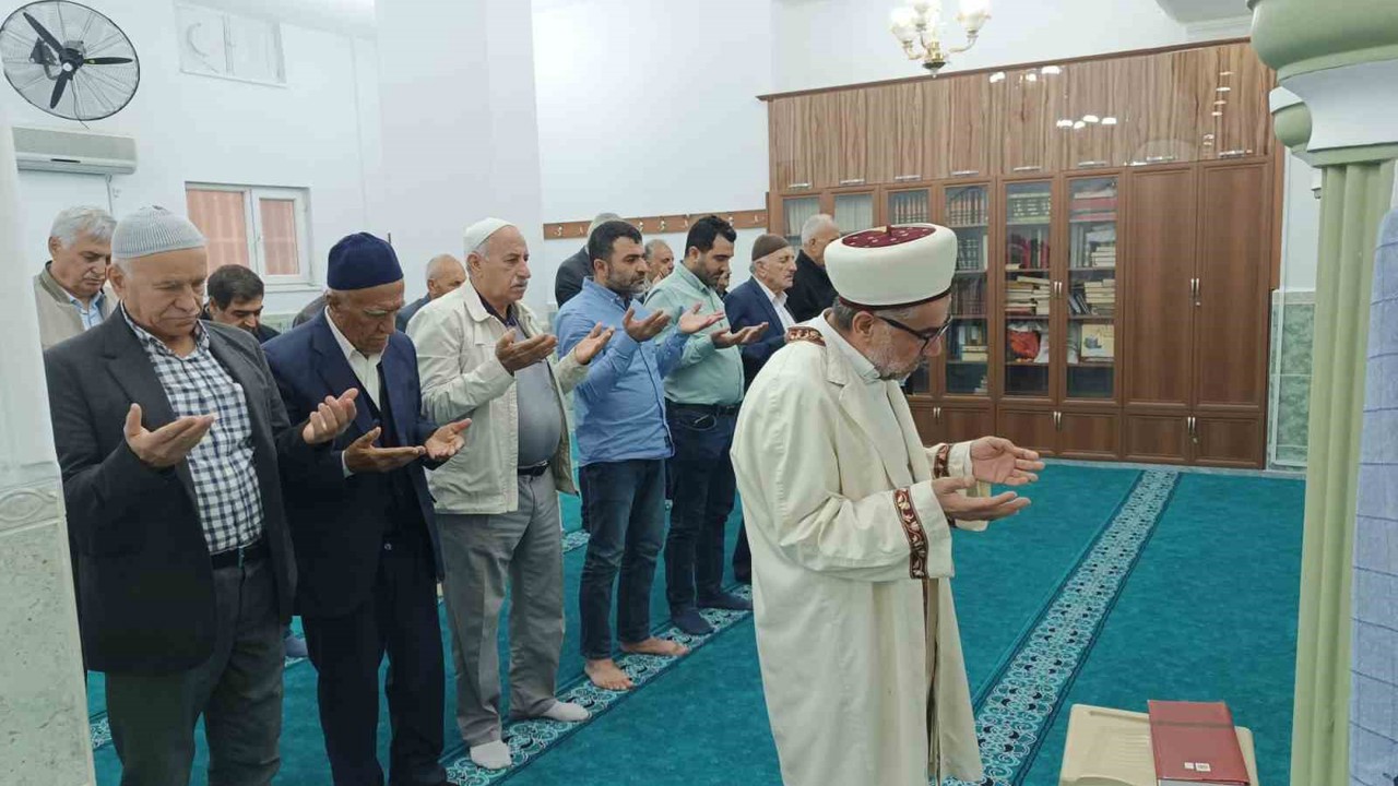 Batman’da tüm camilerde yağmur duası: Çiftçiler ve vatandaşlar kuraklık endişesiyle dua etti
