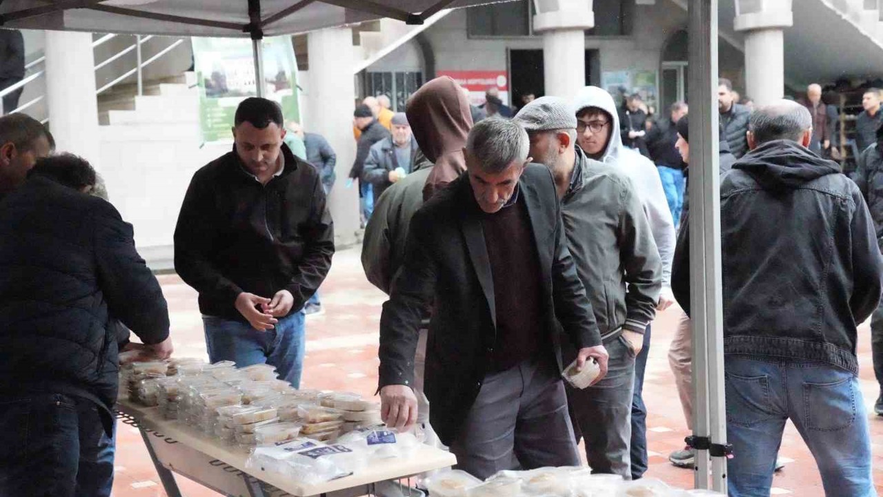 Erbaa Belediyesi şehitler için helva ikram etti
