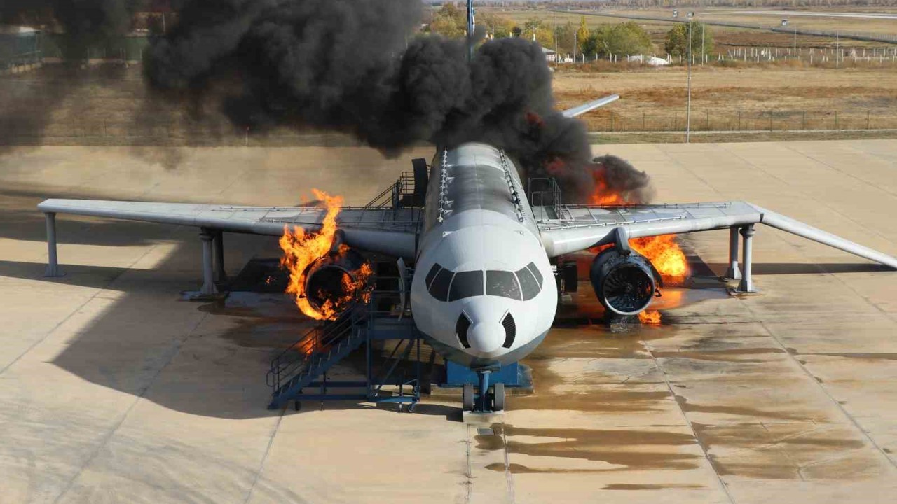 Erzincan Havalimanı’nda gerçekçi uçak yangın tatbikatı yapıldı
