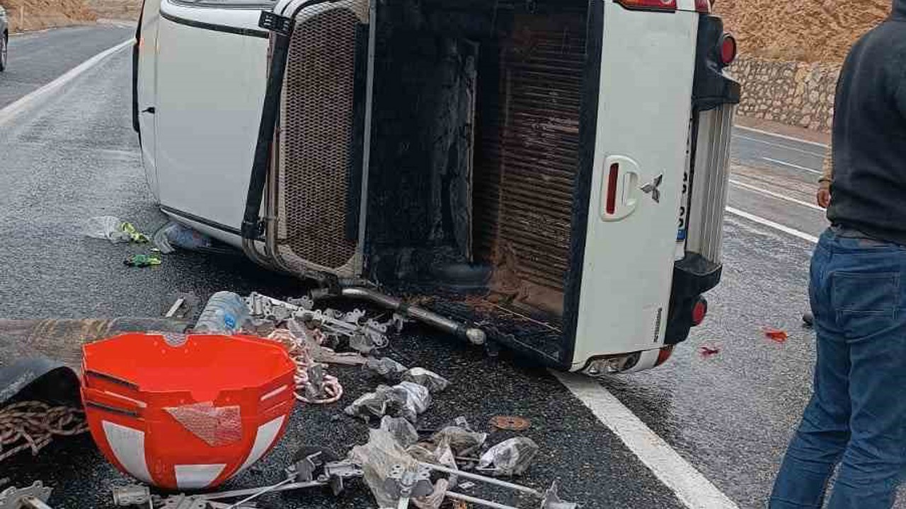 Elazığ’da kaygan yolda kamyonet devrildi
