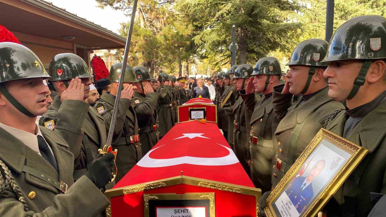 Kıdemli Başçavuş İnce ve Uzman Çavuş Dolapci, Cebeci Askeri Şehitliği’nde toprağa verildi
