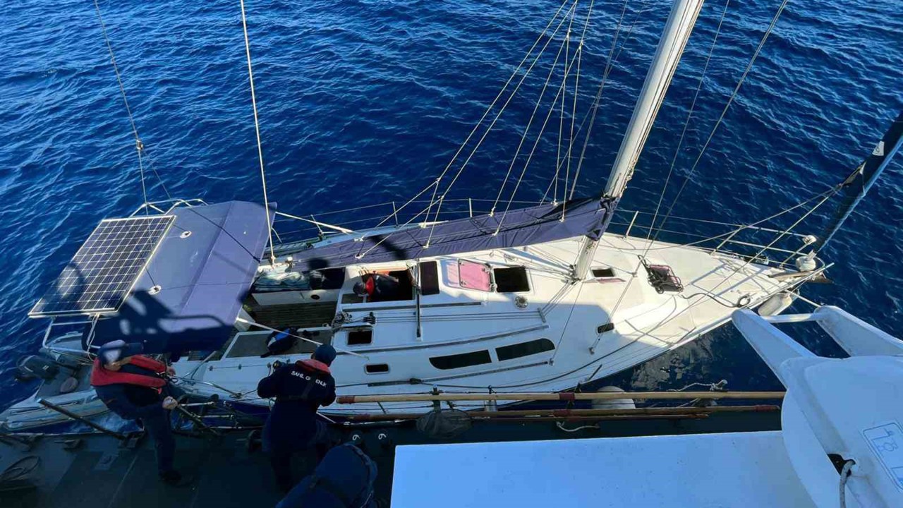 Yelkenli teknede 22 düzensiz göçmen ve bir göçmen kaçakçısı yakalandı
