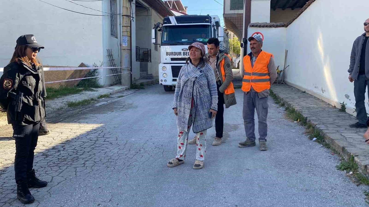 Metruk bina yıkımı yarıda kaldı, evime zarar geliyor dedi ortalığı birbirine kattı

