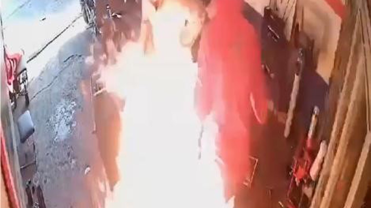 Motosikletteki yangına yanıcı maddeyle müdahale edince alevlerin arasında kaldılar: O anlar kamerada
