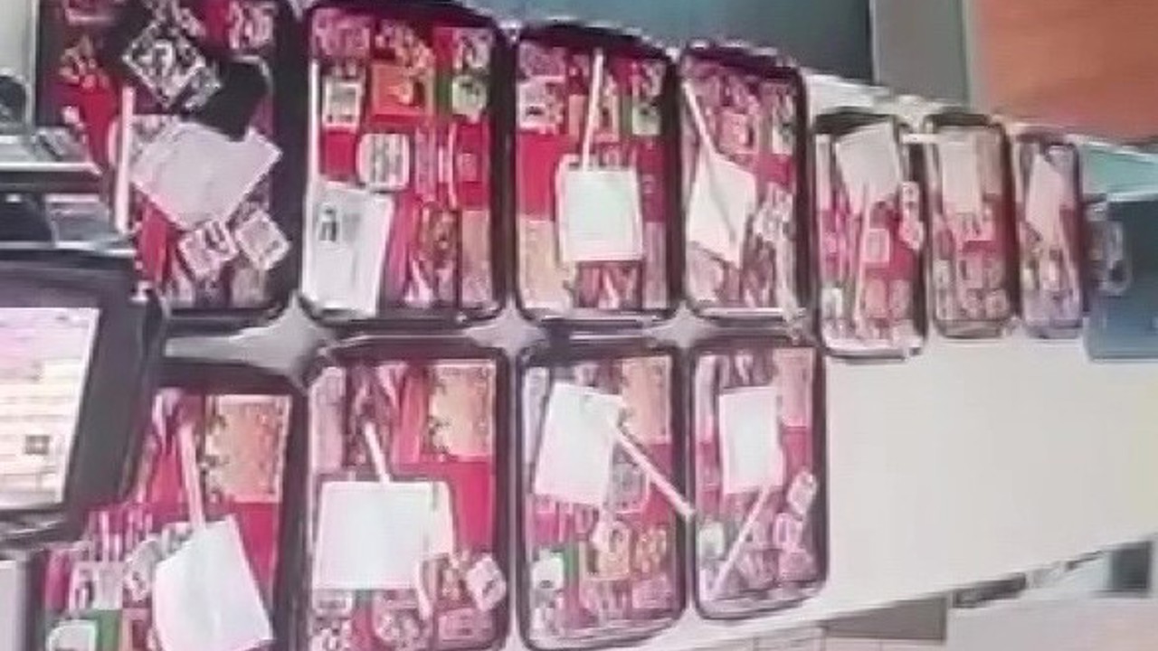 Yemek tepsisindeki cep telefonunu böyle çaldı
