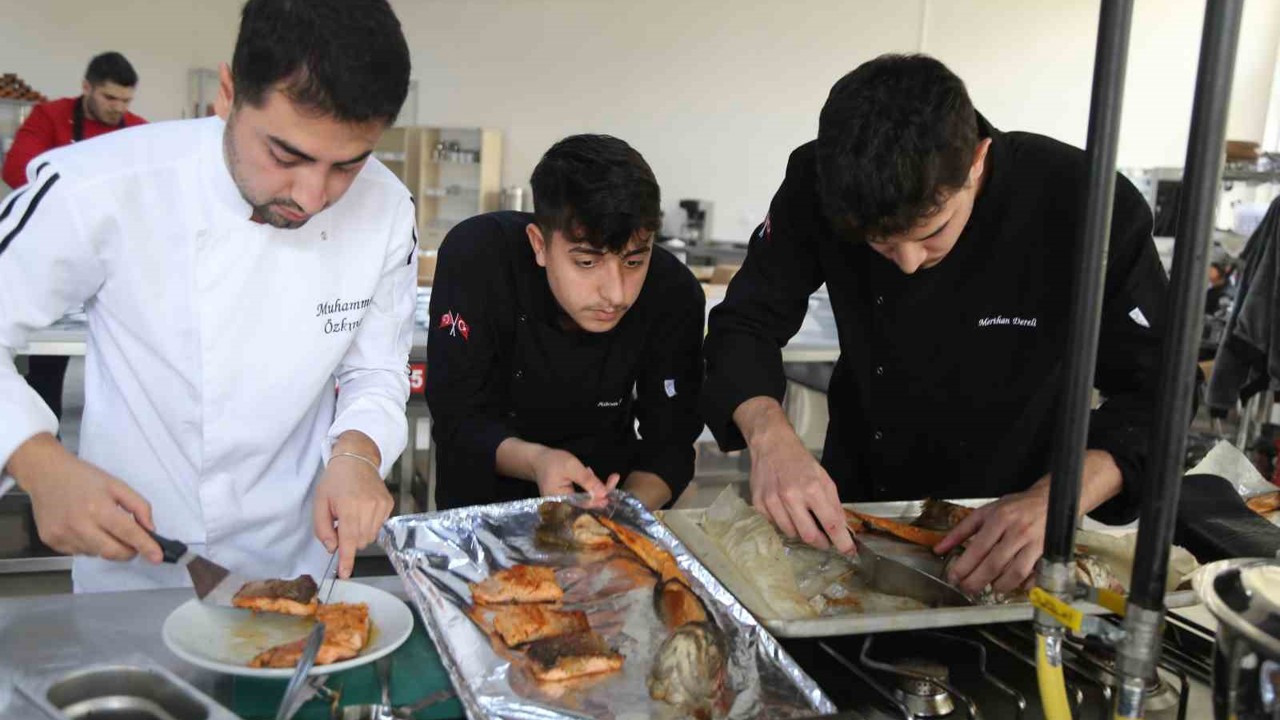 Çoruh’un incisi somon, genç şef adaylarının ellerinde yarıştı
