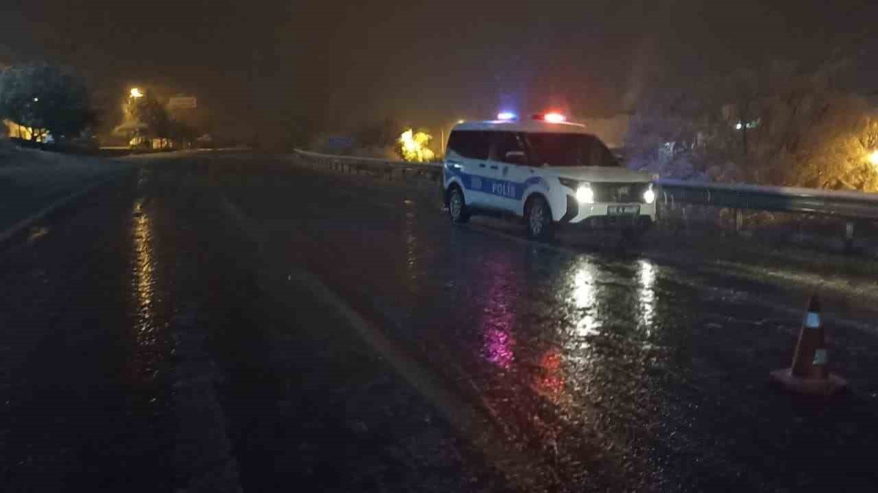 Kar ve tipi etkisini artırdı, kara yolları trafiğe kapatıldı
