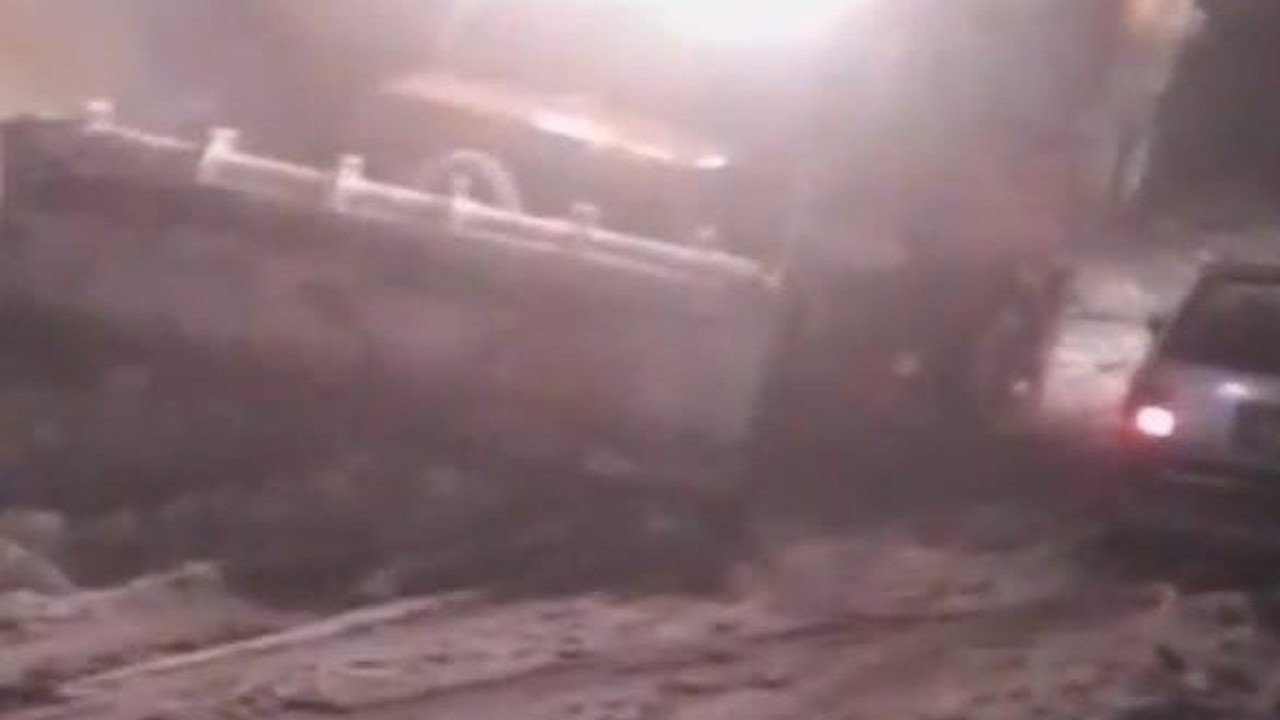 Malatya’da yoğun kar yağışı etkili oldu, çok sayıda araç yolda kaldı
