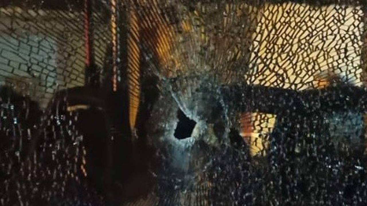 Çok sayıda yolcunun bulunduğu otobüse silahlı saldırı anı kamerada
