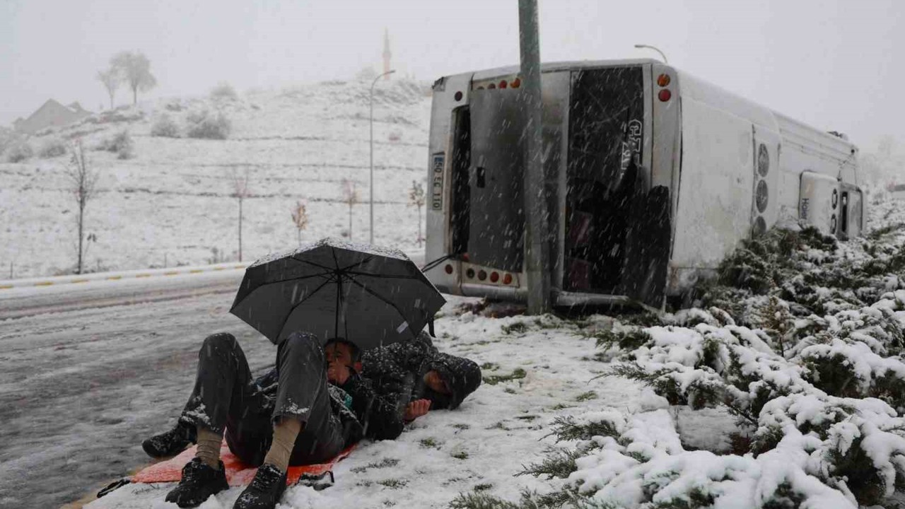 Kaza sonrası sağlık ekiplerini şemsiye ile yatarak bekledi
