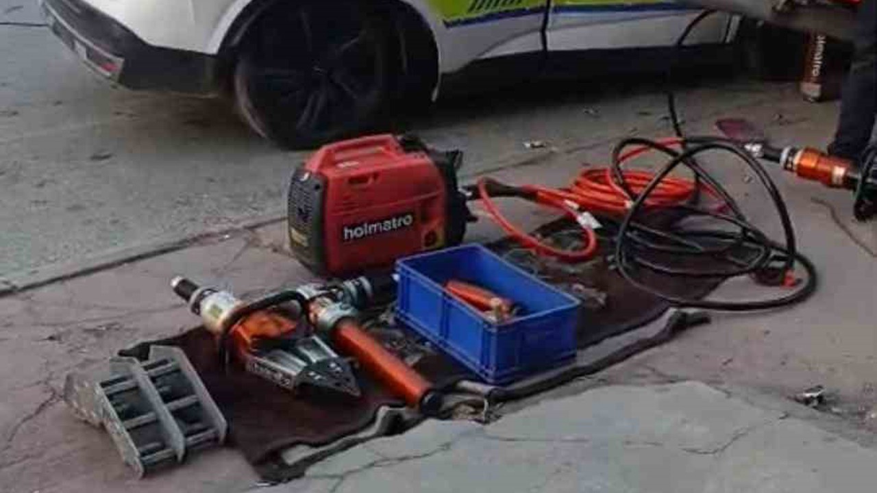 Manisa’nın Alaşehir ilçesinde Alaşehir - Sarıgöl yolu üzerinde trafik polisi aracının tıra çarpması sonucu bir polis şehit oldu biri de ağır yaralandı.
