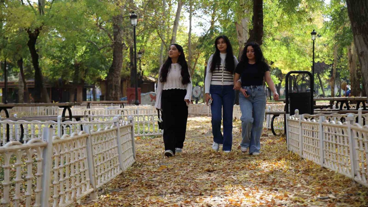 Gaziantep’teki parklar sonbahar renklerine büründü

