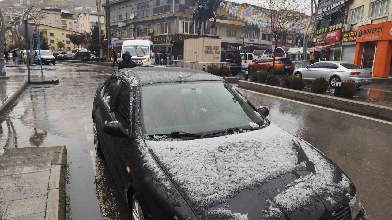 Hakkari’de merkezde yağmur, yüksek kesimlerde kar etkili oldu
