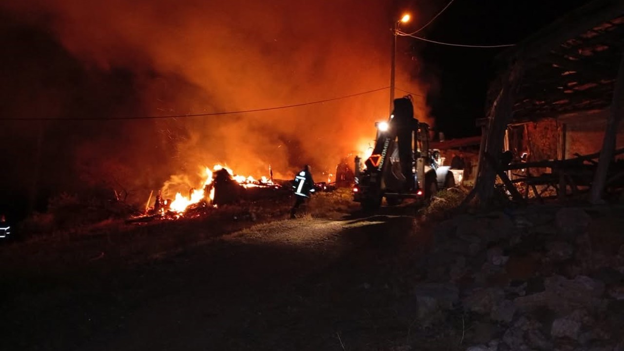 Çorum’da alevlere teslim olan ev, samanlık ve balyalar küle döndü
