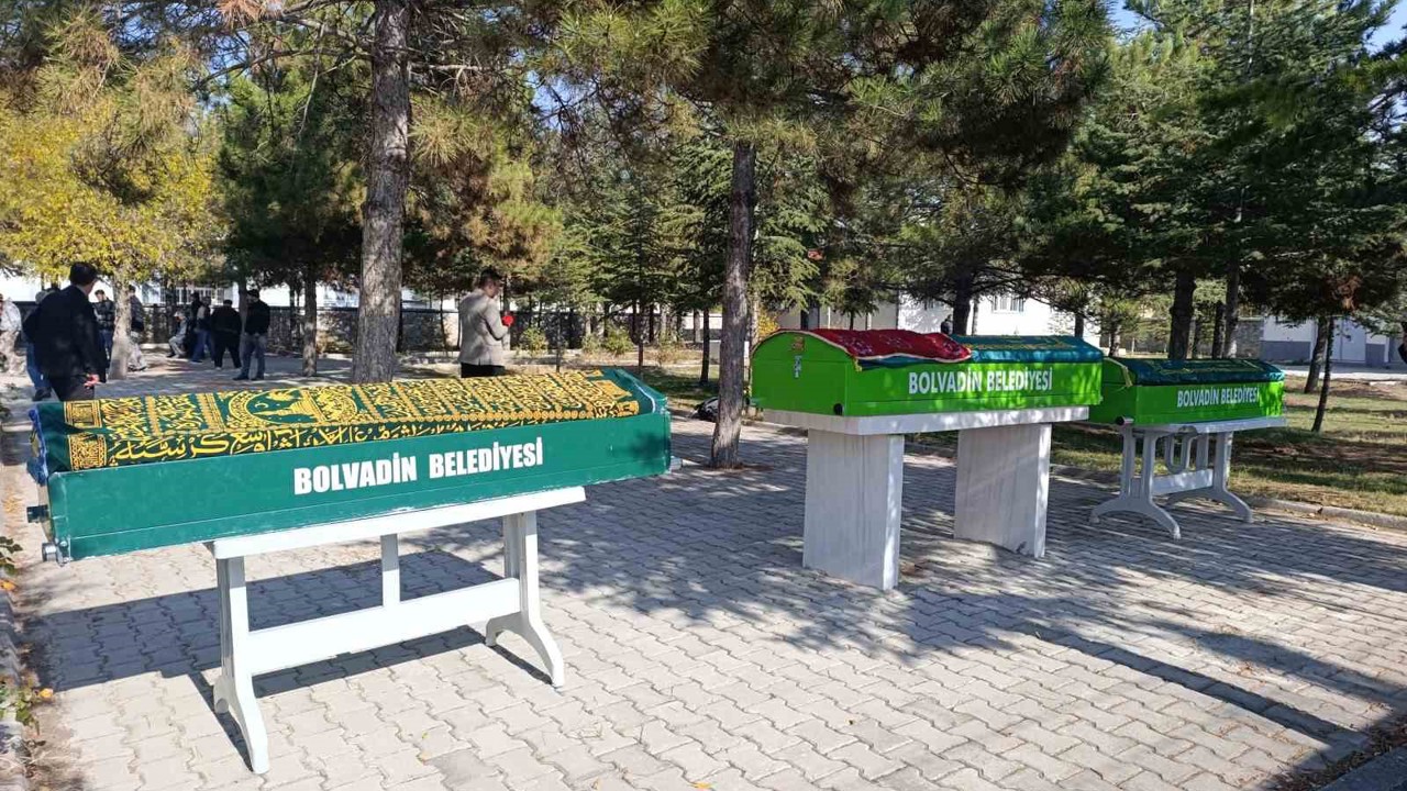 Gıda zehirlenmesinde hayatını kaybeden anne ve çocuklarına veda edilecek
