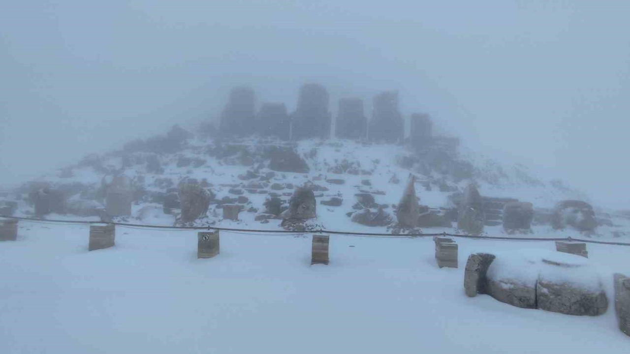 Nemrut Dağı’na mevsimin ilk karı yağdı
