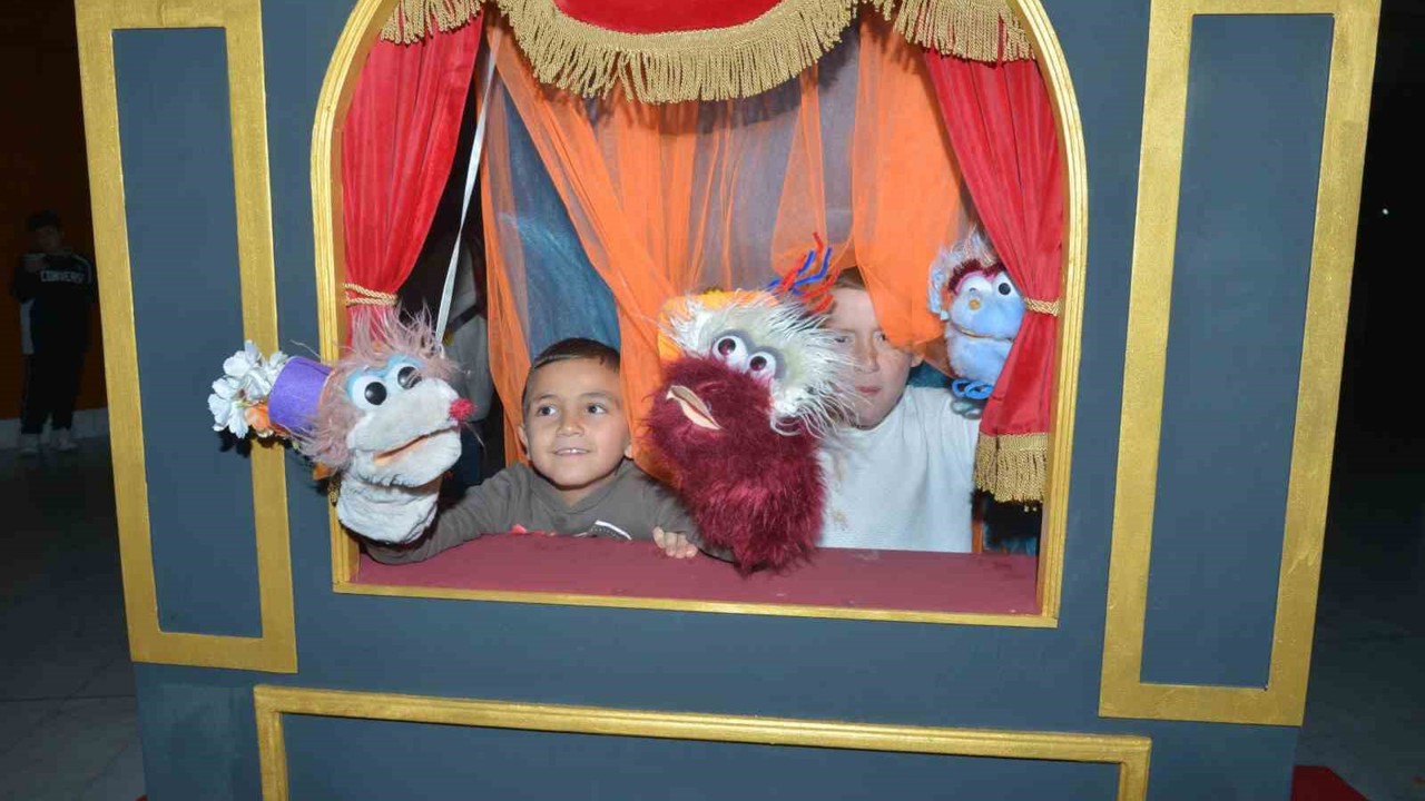 Karagöz Kukla Ve Gölge Oyunları’na renkli açılış
