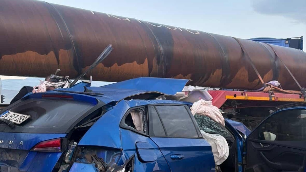 Otomobil, demir boru yüklü tırla çarpıştı: 2 yaralı
