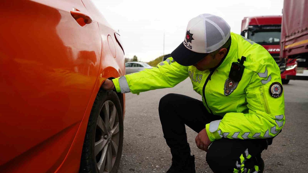 43 ilin geçiş güzergahında "zorunlu kış lastiği" denetimi: Araçlar tek tek durduruldu
