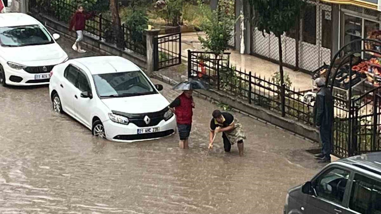 Batman’da yağış cadde ve sokakları göle çevirdi, vatandaş rögarları kendi imkanlarıyla açtı
