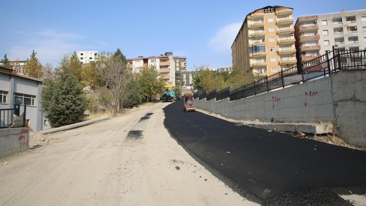 Şırnak Belediyesi, iki hastane arasında yeni imar yolunu hizmete açtı
