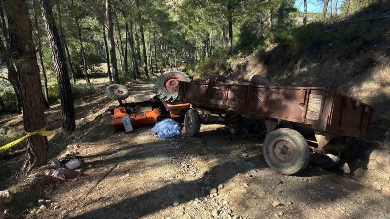 Antalya’da devrilen traktörün altında kalan sürücü hayatını kaybetti

