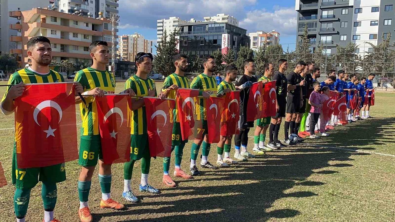 Mersin’de takımlar sahaya Türk bayraklarıyla çıkarak şehitleri andı
