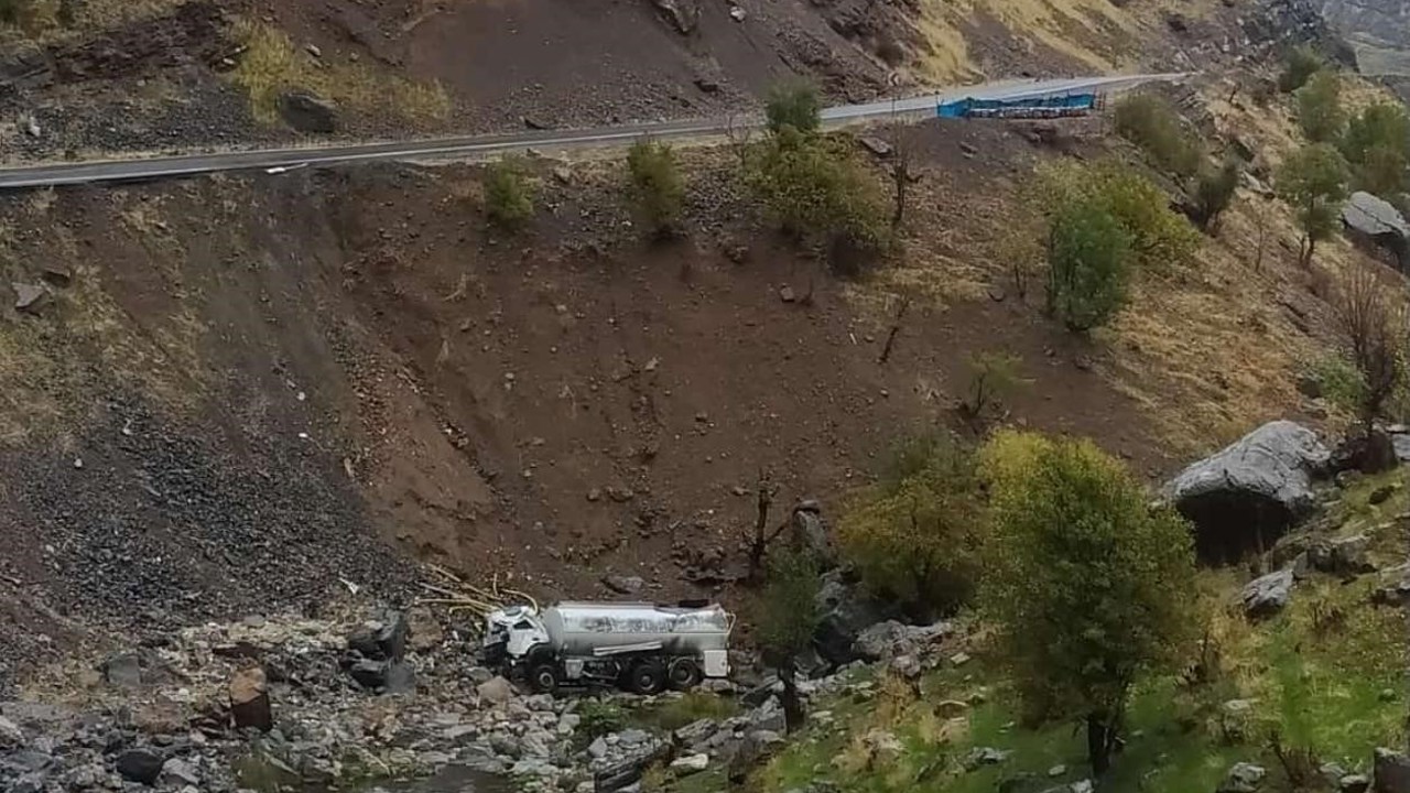 Şırnak’ta su tankeri uçurumdan yuvarlandı: 1 yaralı

