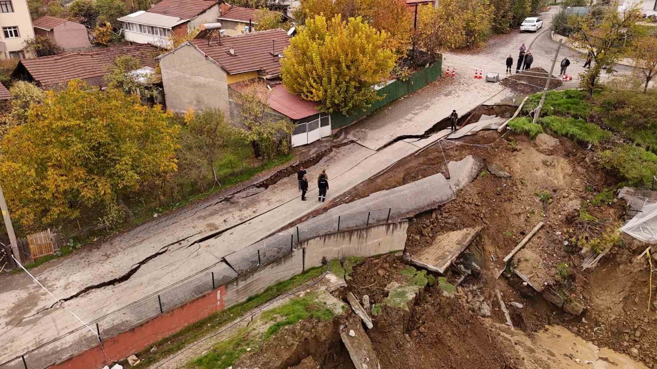 Okul inşaatının yanında çöken yol dronla görüntülendi

