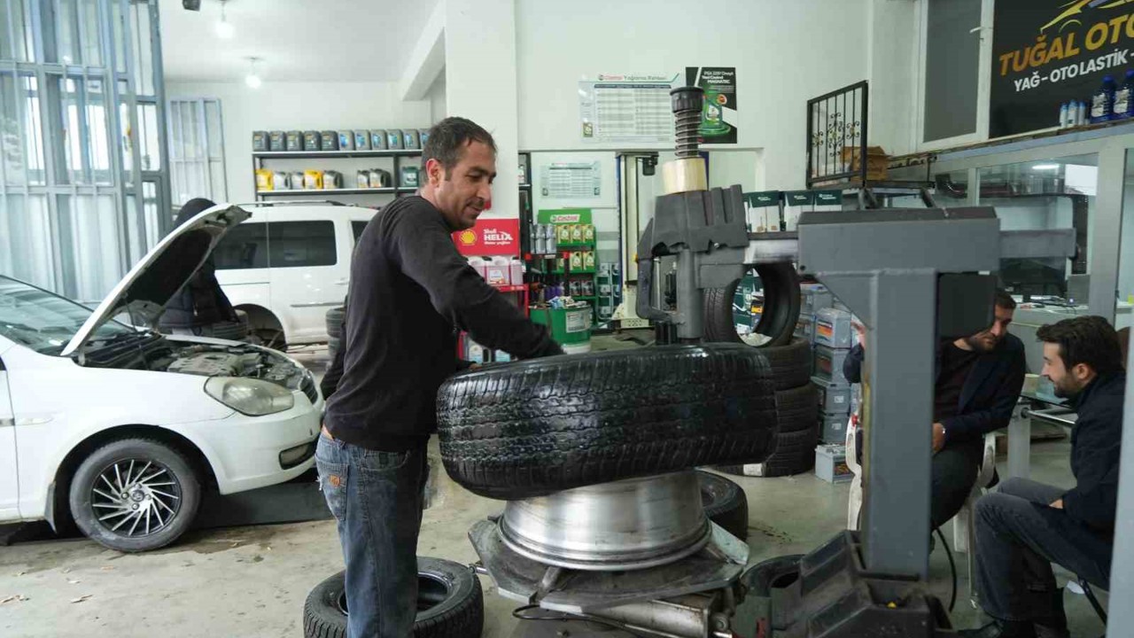 Çavuştepe’ye kar yağdı, sürücüler lastikçilere akın etti
