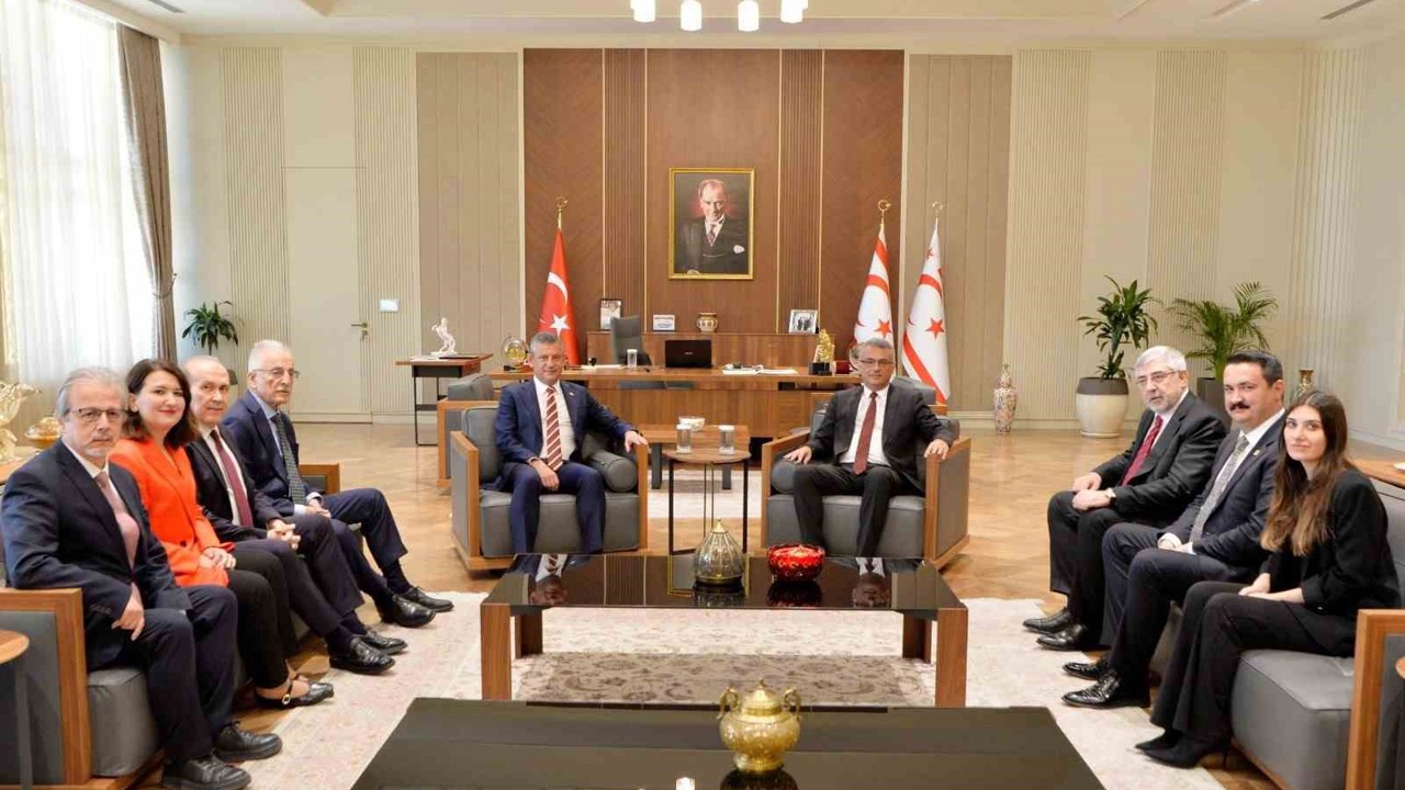 CHP Genel Başkanı Özel, KKTC Cumhurbaşkanı Erhürman’ı ziyaret etti
