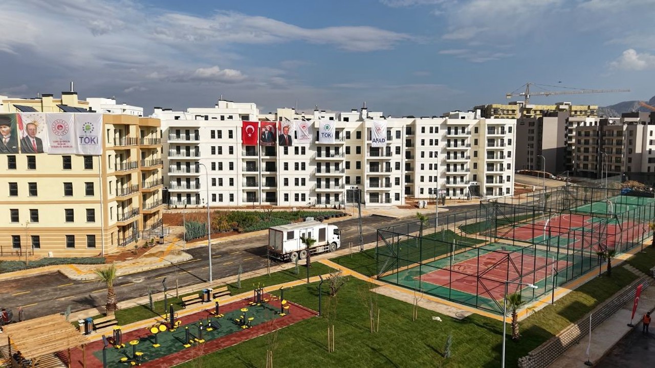 Yuvasına kavuşan depremzede vatandaş: "Evi gezdik çok güzel, hayallerimizin ötesinde"
