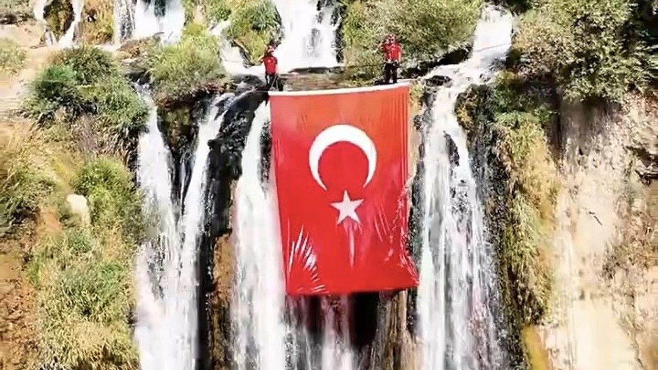 Muradiye Şelalesi’nde Türk bayrağı dalgalandı
