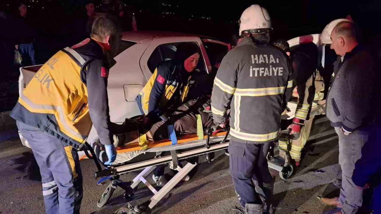 Hatay’da iki otomobil çarpıştı: 4 kişi yaralandı

