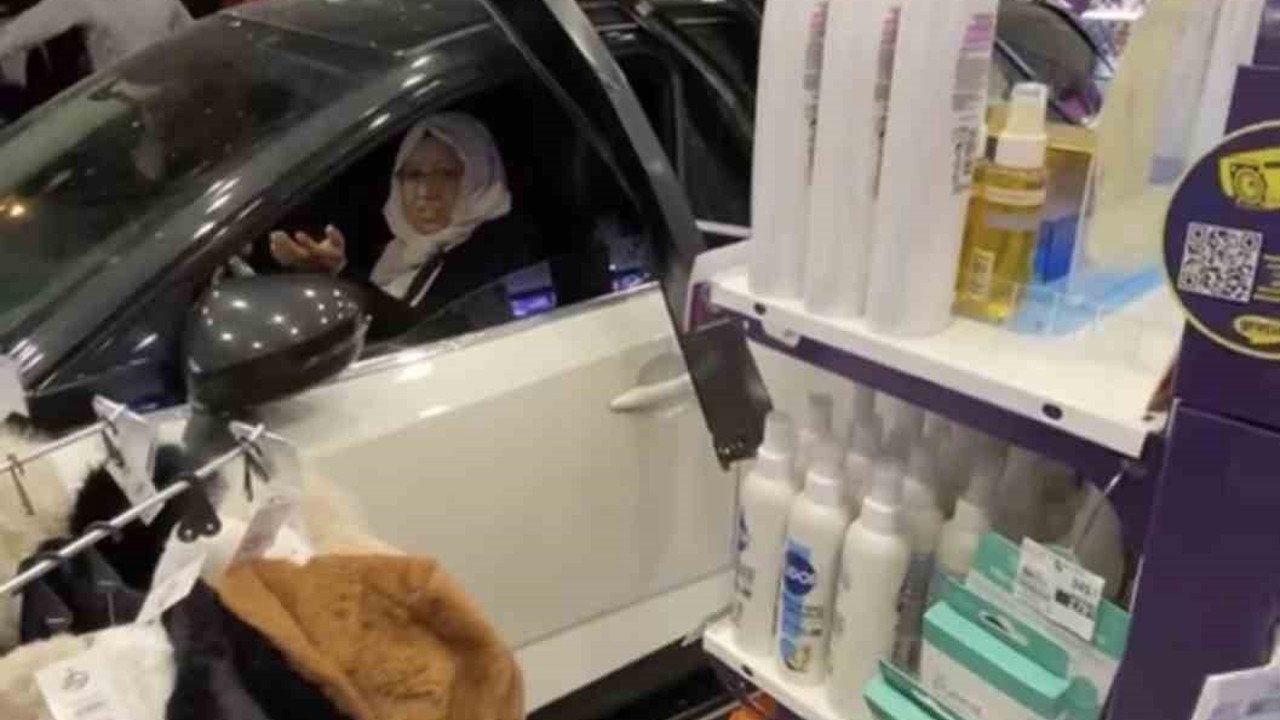 Diyarbakır’da kontrolden çıkan otomobil kozmetik mağazasına daldı
