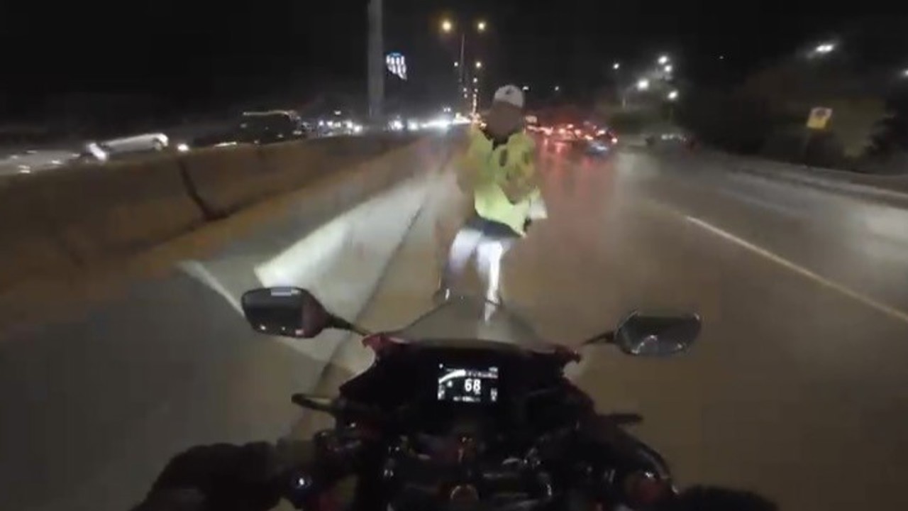 Maltepe’de motosikletin çarptığı trafik polisi yaralandı: Kaza anı kamerada
