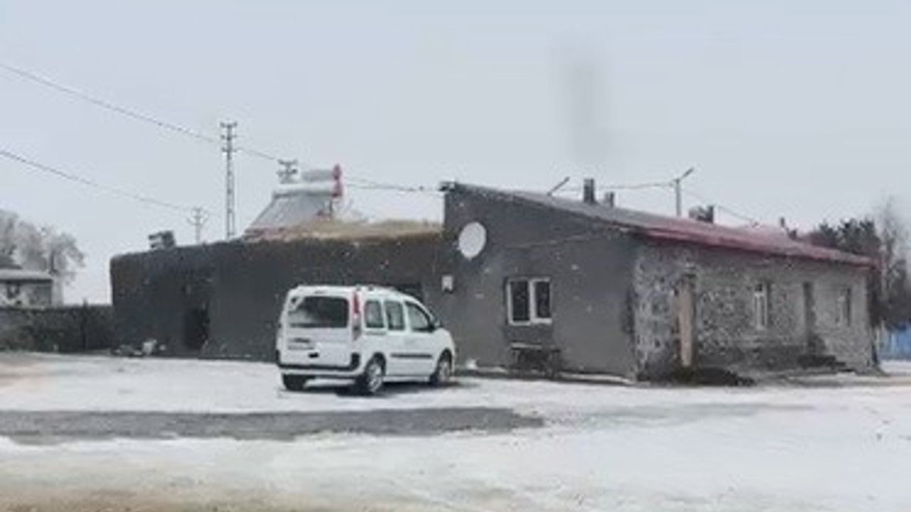 Kars’ta yüksek kesimlere kar yağdı
