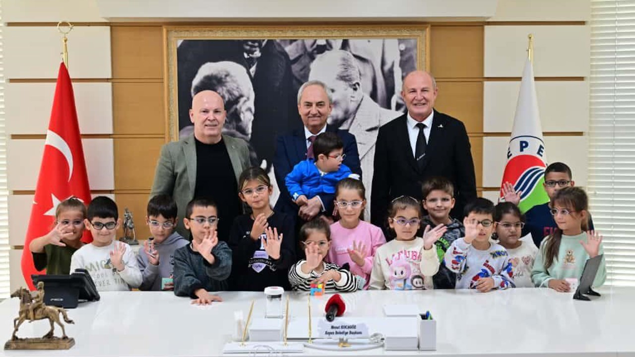 Kepez Belediyesi okullarda göz sağlığı taraması yaptı; 100 çocuğa ücretsiz gözlük
