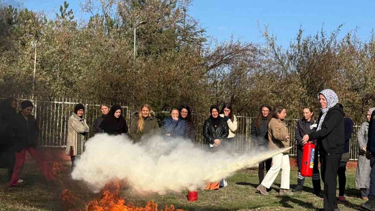 Öğrenci yurdu personeline uygulamalı yangın eğitimi

