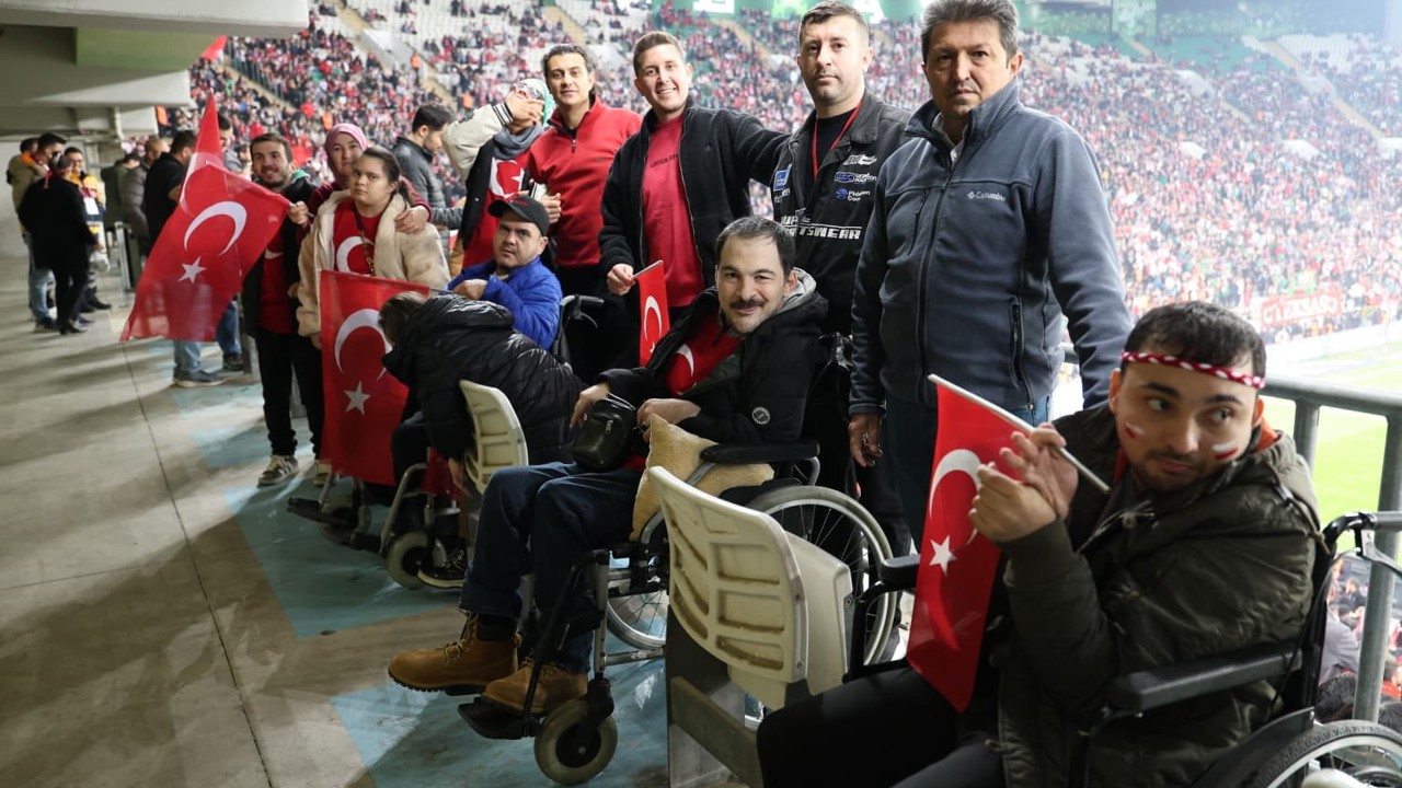 Osmangazi Belediyesi engelli bireylere milli maç heyecanı yaşattı
