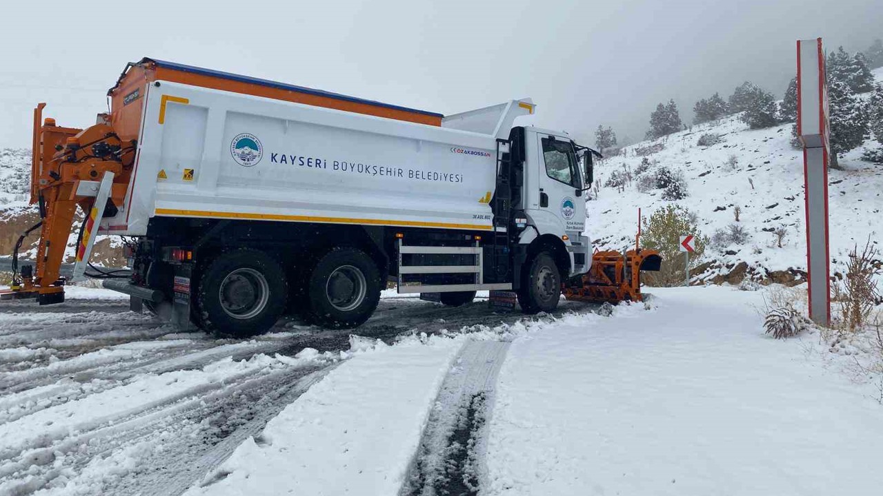 Kar yağdı, ekipler sahaya indi
