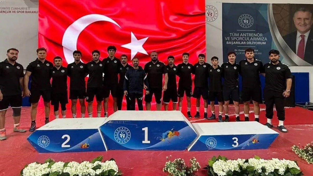 Grekoromen güreşte Erzincan ekibi yarı finale çıktı
