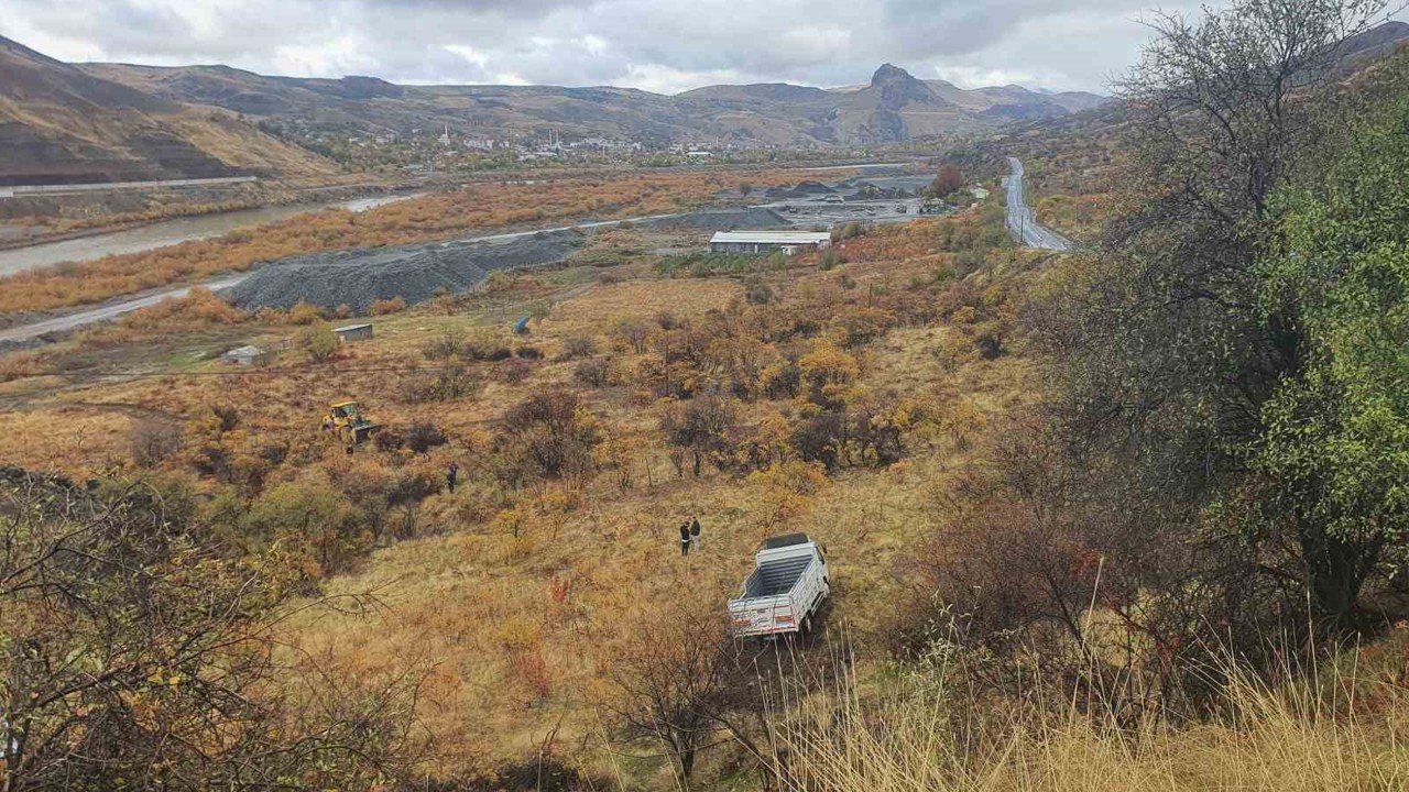 Elazığ’da kamyonet şarampole uçtu
