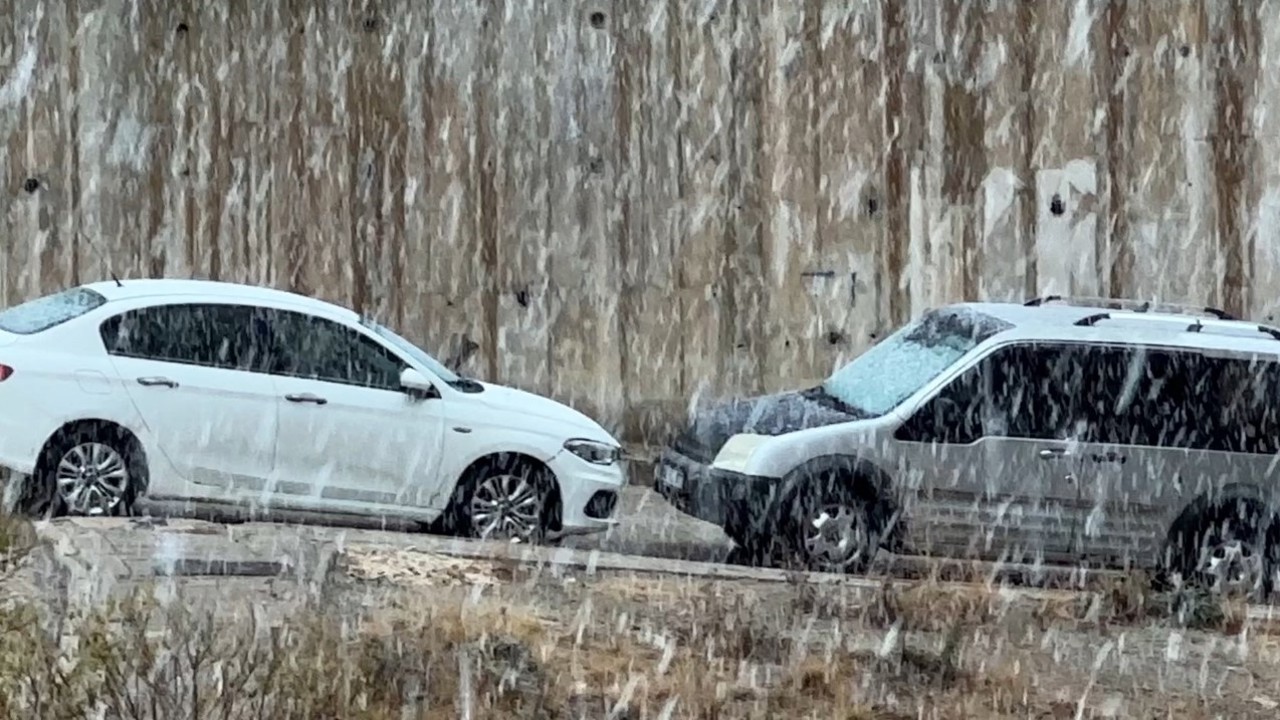 Yüksekova’da yoğun kar yağışı: Sınırda bulunan Çobanpınar köyünün yolu karla kaplandı
