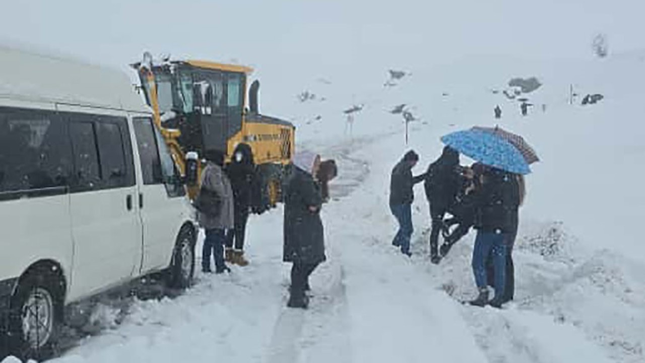 2600 rakımlı bölgede karda mahsur kalan yolcuları belediye ekibi kurtardı
