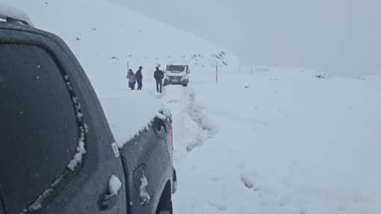 Durankaya-Şivekür yolu kar ve tipi nedeniyle ulaşıma kapandı
