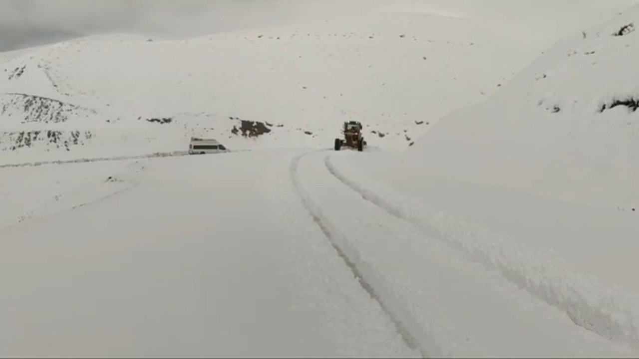 Siirt’te karda araçlar yolda mahsur kaldı
