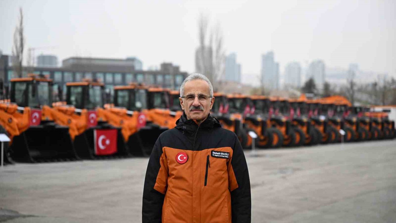 Bakan Uraloğlu: Karla mücadele için 18 bin 407 personel ve 14 bin 263 araç görev başında"
