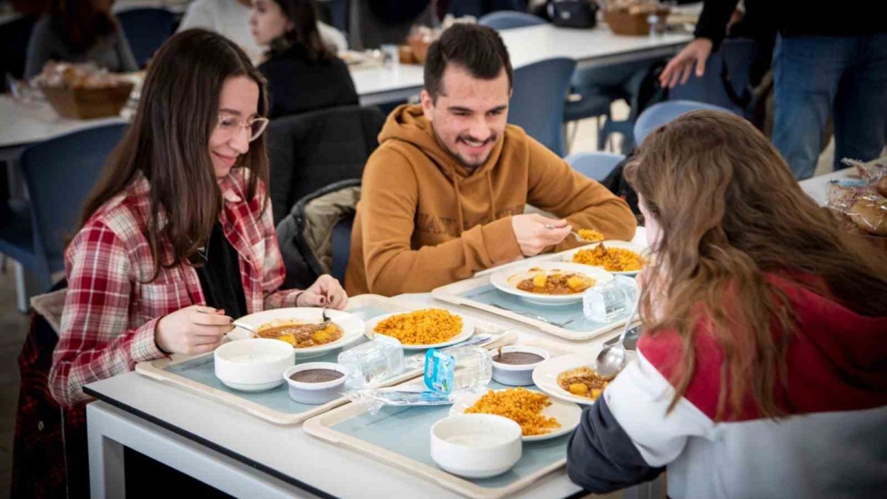 Anadolu Üniversitesi, yemek bursu ile 2 bin 600 öğrencisinin yanında
